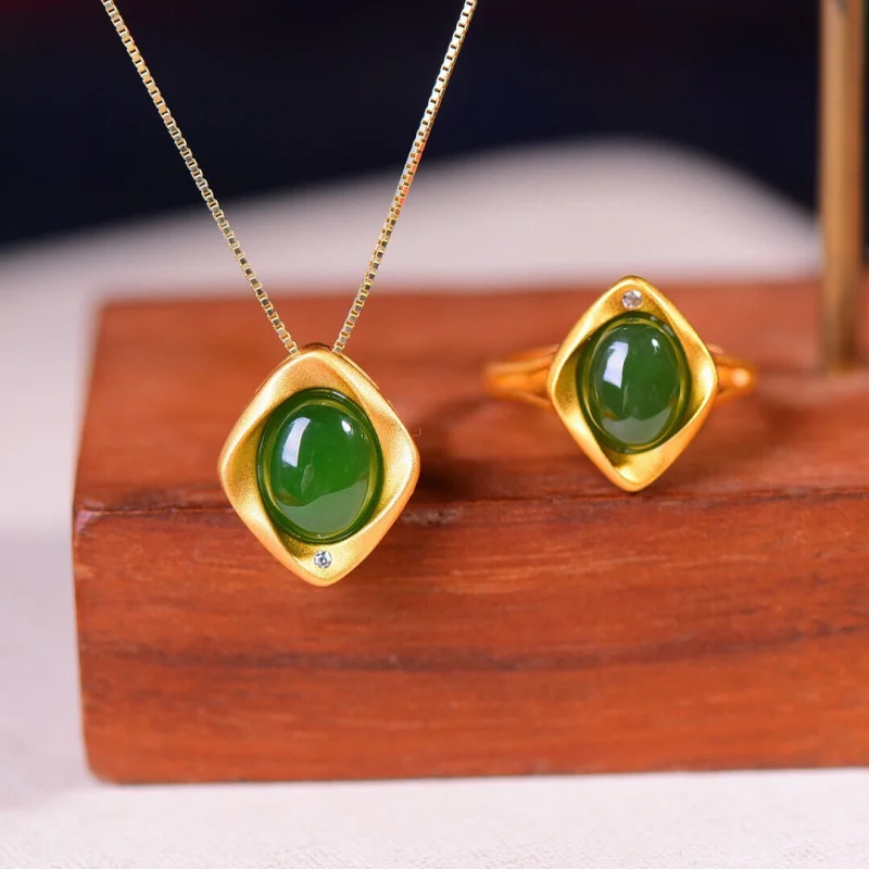 S925 Серебряное позолоченное кольцо с подвеской в виде поверхности из нефрита Хэтянь и яшмы, комплект из двух предметов
S925 Серебряное позолоченное кольцо с подвеской в виде поверхности из нефрита Хэтянь и яшмы, комплект из двух предметов