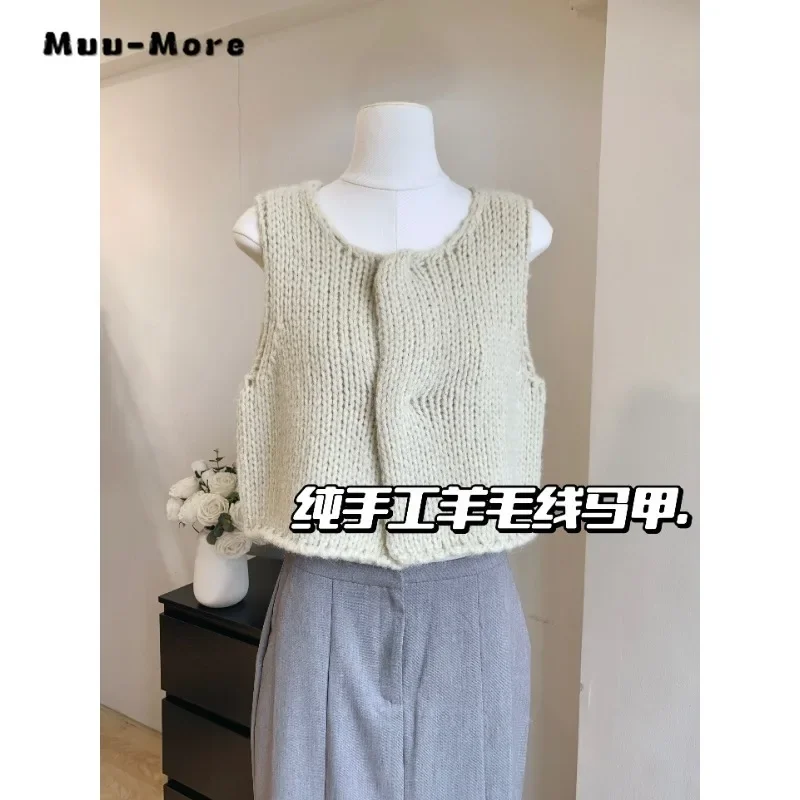 2023 Winter Casual Round Neck Knitting Sleeveless Sweater Vest For Women Vintage Casual Solid Color Loose Fit Short Jumpers
2023 Winter Casual Round Neck Knitting Sleeveless Sweater Vest For Women Vintage Casual Solid Color Loose Fit Short Jumpers