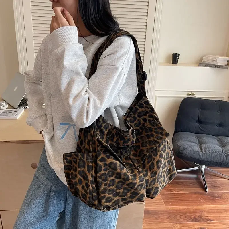 Student Single Shoulder Crossbody Camouflage Bags 2025 New Large Capacity Postman Ins Versatile Tote Bag
Student Single Shoulder Crossbody Camouflage Bags 2025 New Large Capacity Postman Ins Versatile Tote Bag