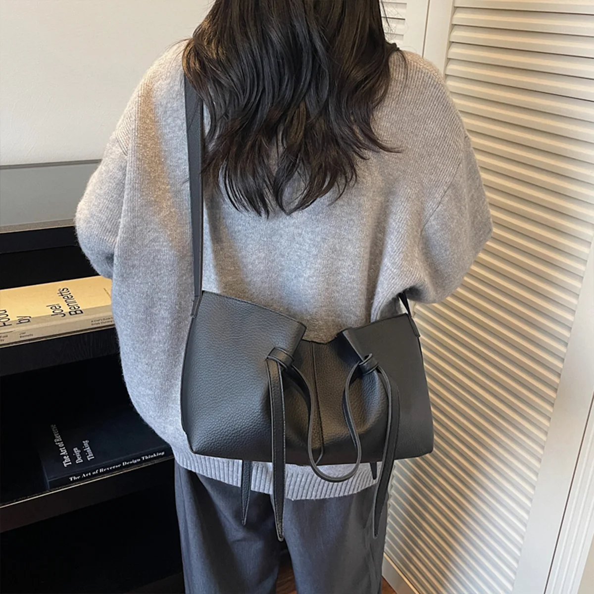 Vintage Shoulder Bag Leather Texture Glossy Finish Lightweight Large Capacity PU Water Resistant Magnetic Snap and Comfort Strap
Vintage Shoulder Bag Leather Texture Glossy Finish Lightweight Large Capacity PU Water Resistant Magnetic Snap and Comfort Strap