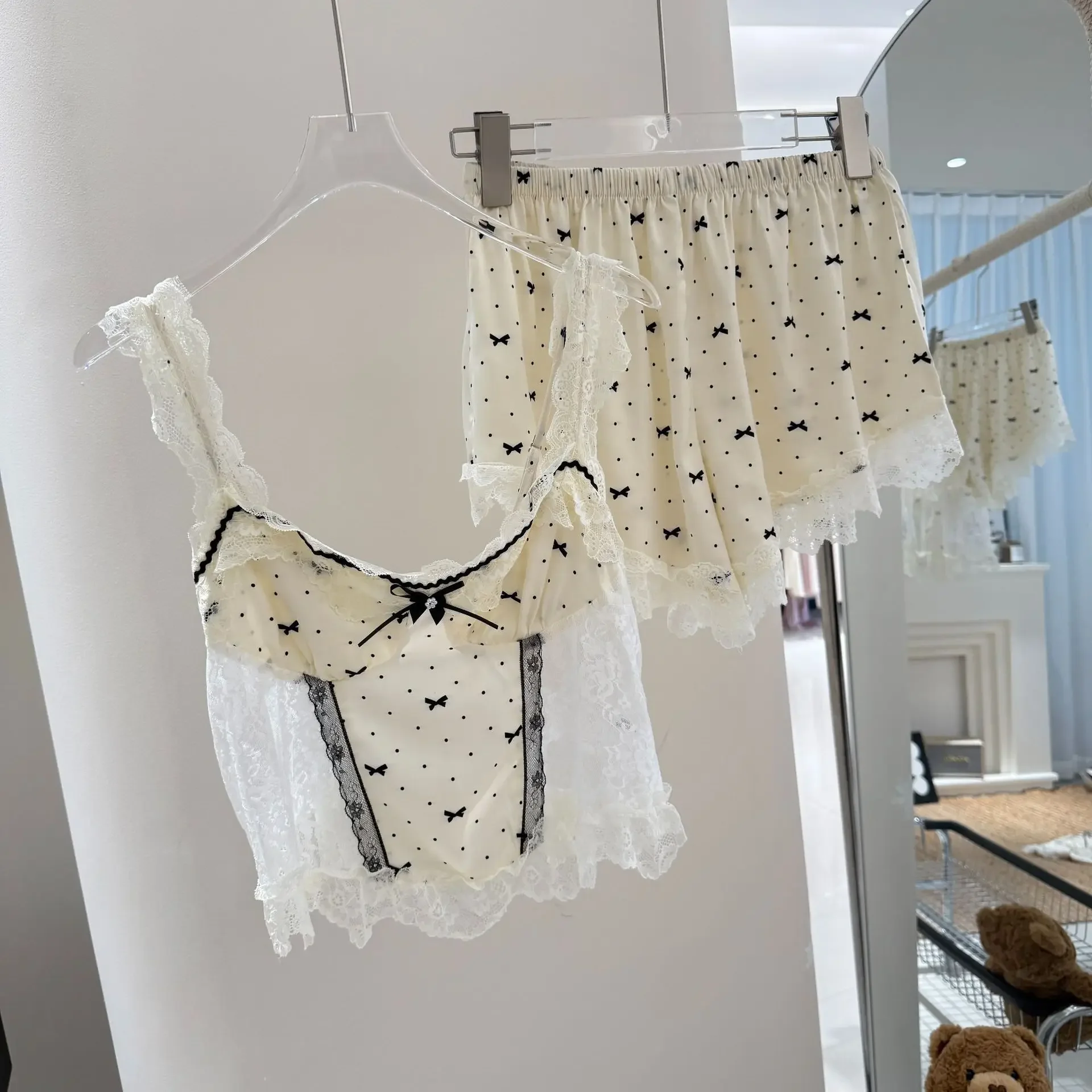Princess Style Pajamas Set Sexy Cami Top Shorts 2Pcs Lace Trim Sexy Lingerie Home Clothes Underwear Female Loungewear Nightgown
Princess Style Pajamas Set Sexy Cami Top Shorts 2Pcs Lace Trim Sexy Lingerie Home Clothes Underwear Female Loungewear Nightgown