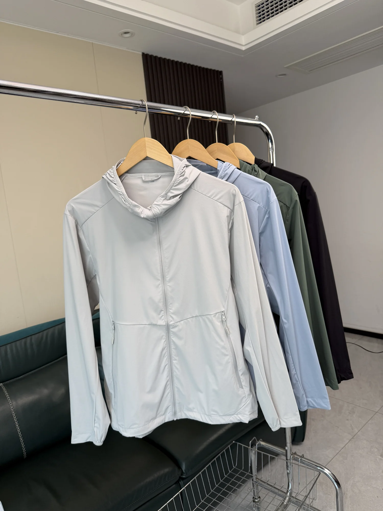 Men's Summer Lightweight Breathable Outdoor Commuting Casual Hoodie Fashionable Urban Style Long Sleeve Zipper Jacket
Men's Summer Lightweight Breathable Outdoor Commuting Casual Hoodie Fashionable Urban Style Long Sleeve Zipper Jacket