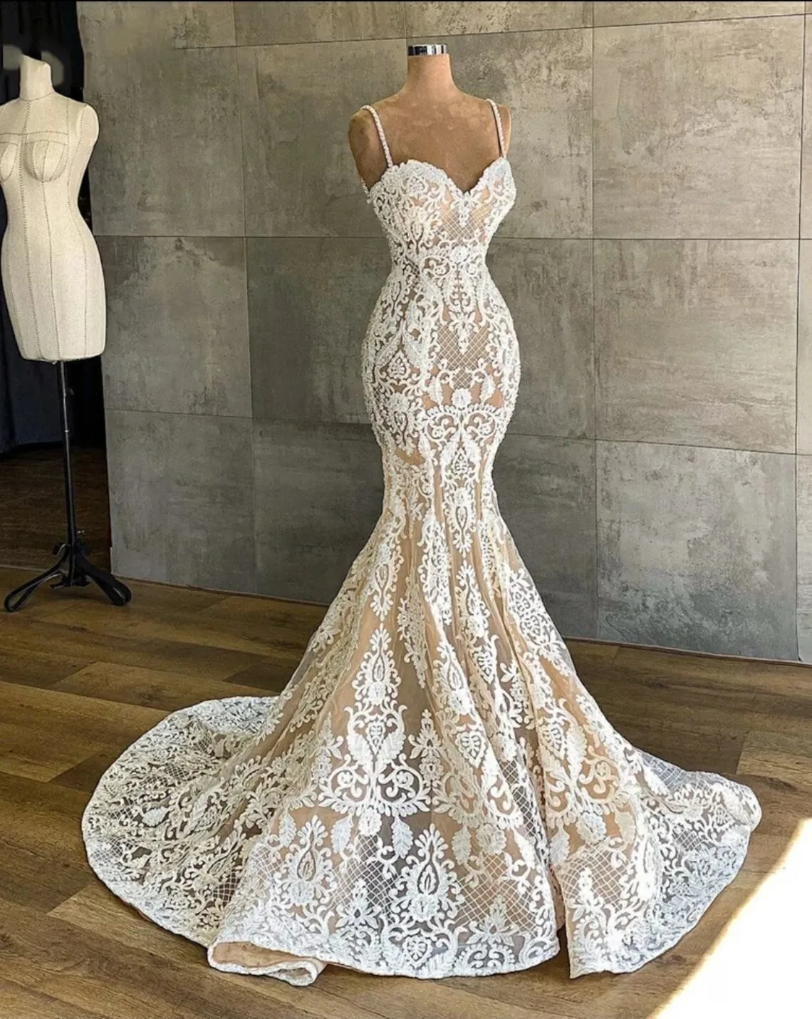 Mermaid Special V Neck Wedding Dress Sleeveless Lace Appliques Ball Gowns Beads Ruched Plus Size 
Mermaid Special V Neck Wedding Dress Sleeveless Lace Appliques Ball Gowns Beads Ruched Plus Size