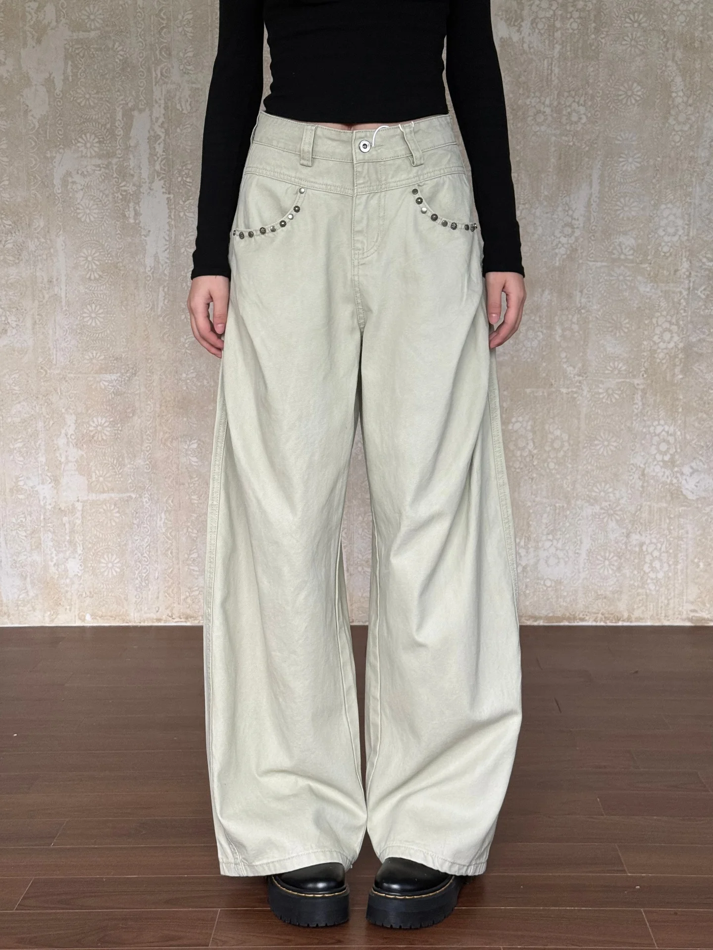 Американские винтажные джинсы-клеш цвета хаки с бисером, широкие, свободные, повседневные, из хлопка, для женщин, скрывающие бедра, с эффектом похудения
Американские винтажные джинсы-клеш цвета хаки с бисером, широкие, свободные, повседневные, из хлопка, для женщин, скрывающие бедра, с эффектом похудения