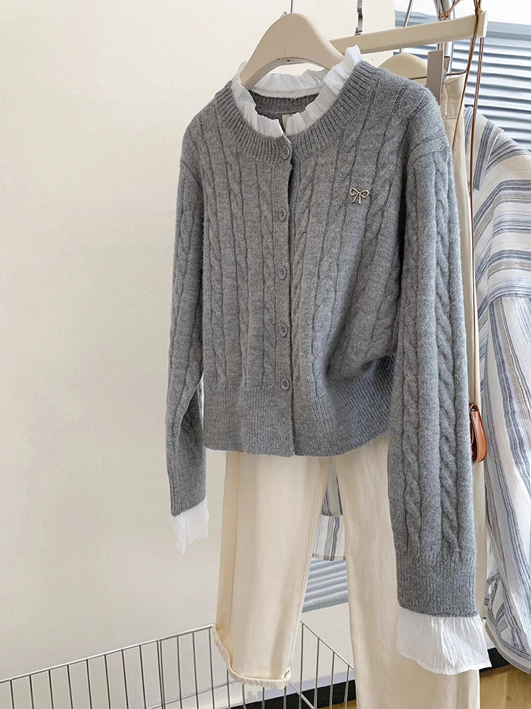 2024 Autumn Women Clothing Preppy Style Fake Two Piece Knit Cardigan Coat Korean Fashion Long Sleeve Sweater Casual Tops
2024 Autumn Women Clothing Preppy Style Fake Two Piece Knit Cardigan Coat Korean Fashion Long Sleeve Sweater Casual Tops