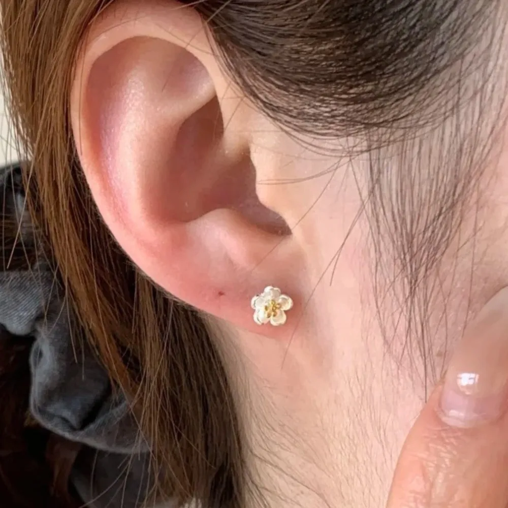 PANJBJ 100% 925 Sterling Silver Flower Texture Earring for Women Extremely Small Romantic Office Fashion Jewelry Gift Dropship
PANJBJ 100% 925 Sterling Silver Flower Texture Earring for Women Extremely Small Romantic Office Fashion Jewelry Gift Dropship