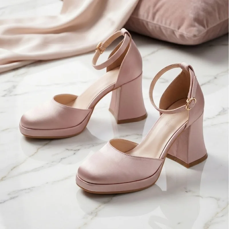 Waterproof platform high heels,feminine temperament,high-end and not tiring.Thick heels,bridesmaids,one button pink single shoes
Waterproof platform high heels,feminine temperament,high-end and not tiring.Thick heels,bridesmaids,one button pink single shoes