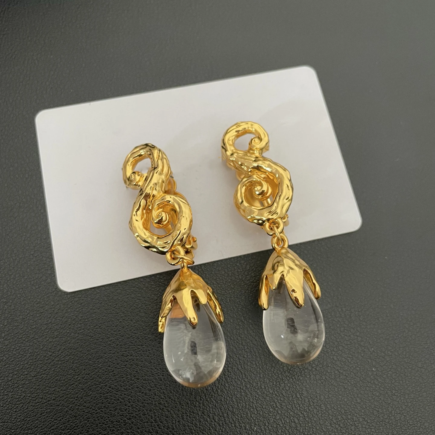 Europe America Brass Gold Plated Crystal Pendant Earrings Ear Clip Women Designer Brand Luxury Jewelry Accessories
Europe America Brass Gold Plated Crystal Pendant Earrings Ear Clip Women Designer Brand Luxury Jewelry Accessories