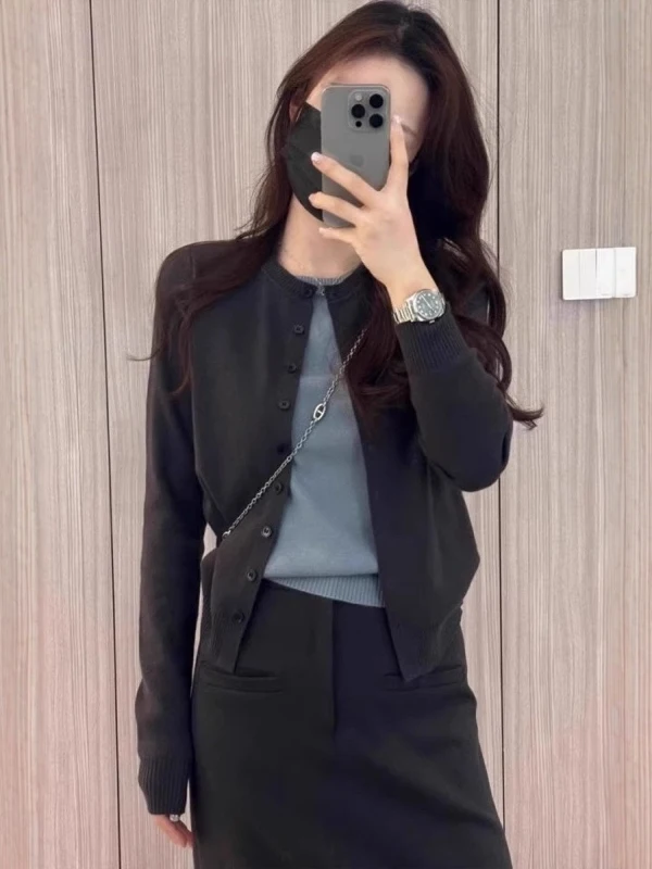 Gray Knitted Sweater Fake Two-Piece Women's Early Spring Inner Wear Base Shoulder Open Cardigan Old Money Style Top
Gray Knitted Sweater Fake Two-Piece Women's Early Spring Inner Wear Base Shoulder Open Cardigan Old Money Style Top