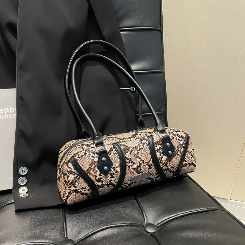 Large Capacity Pillow Shoulder Bag For Women Serpentine Design Pu Leather Handbag Fashion Casual Travel Underarm Tote Bag Brand
Large Capacity Pillow Shoulder Bag For Women Serpentine Design Pu Leather Handbag Fashion Casual Travel Underarm Tote Bag Brand