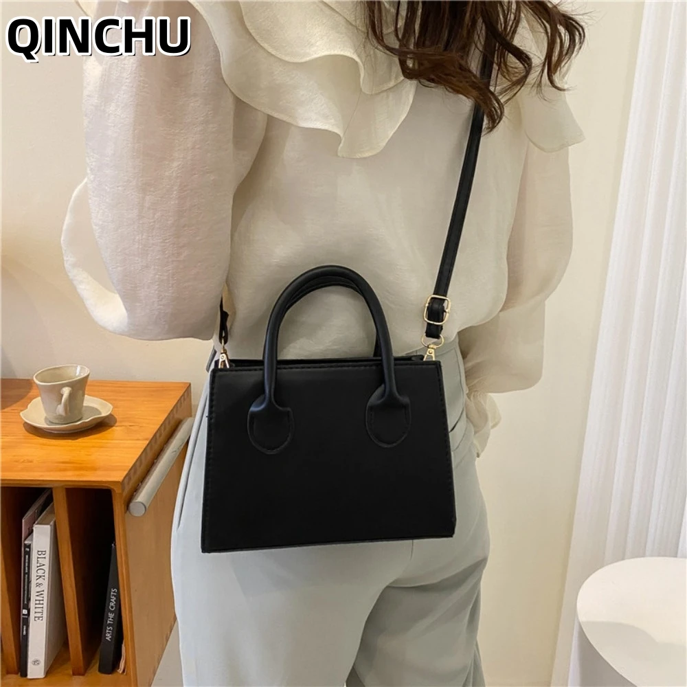 QINCHU 2026 Spring New Messenger Bag Retro Casual Fashion Portable Small Square Women's Bag Popular Shoulder Bags
QINCHU 2026 Spring New Messenger Bag Retro Casual Fashion Portable Small Square Women's Bag Popular Shoulder Bags