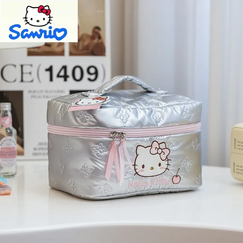 Sanrio модная высококачественная вышитая сумка Hello Kitty женская многофункциональная сумка для хранения туалетных принадлежностей косметичка
Sanrio модная высококачественная вышитая сумка Hello Kitty женская многофункциональная сумка для хранения туалетных принадлежностей косметичка