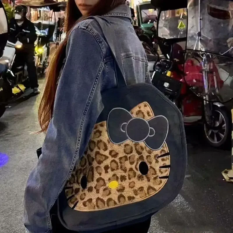 Сумка через плечо Hello Kitty's для девочек, студенческая ковбойская сумка с леопардовым принтом на одно плечо, портативная сумка большой вместимости, универсальная
Сумка через плечо Hello Kitty's для девочек, студенческая ковбойская сумка с леопардовым принтом на одно плечо, портативная сумка большой вместимости, универсальная