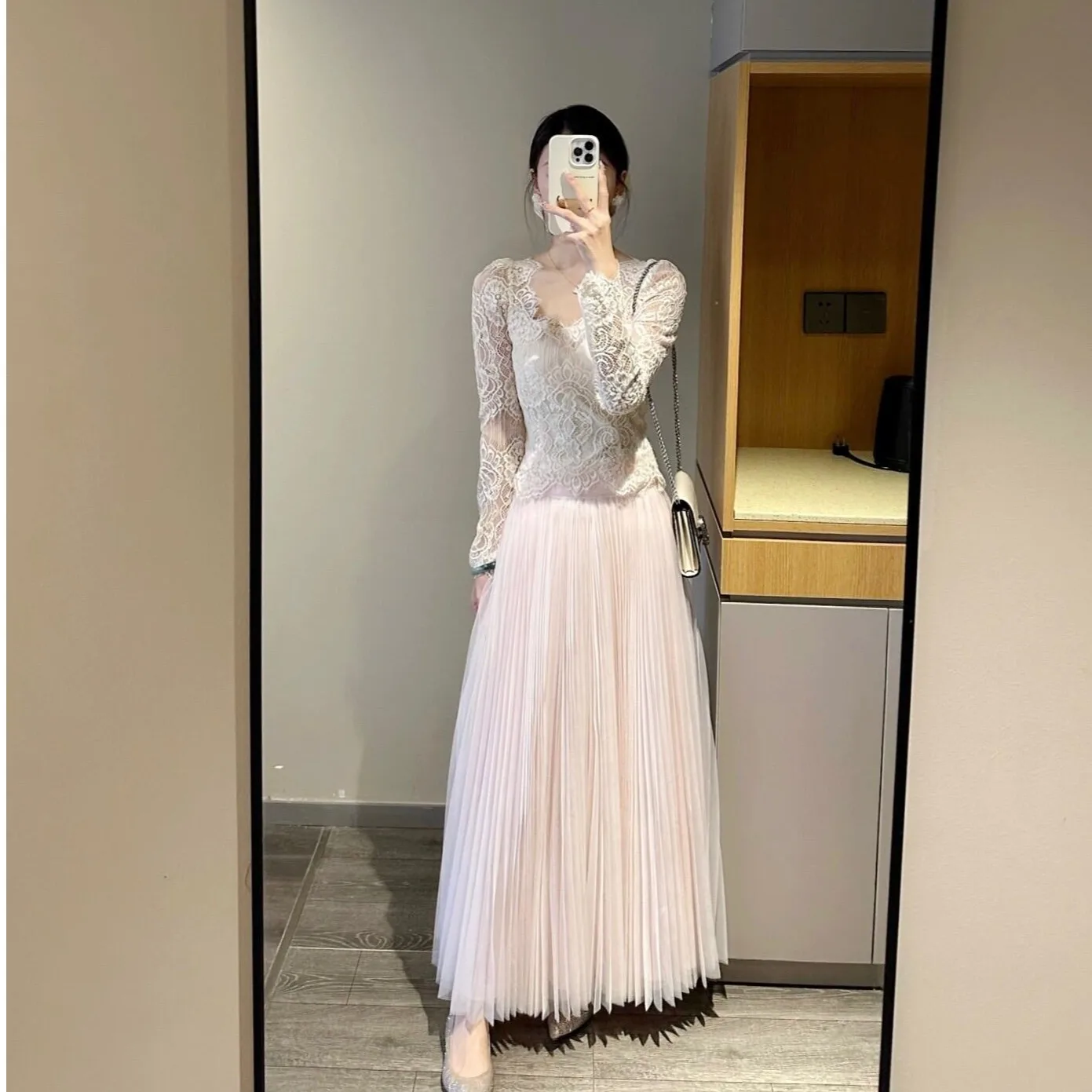 Gagarich 2025 Spring New Style French Square Collar Bareback Long Sleeve Lace Shirt+High Waist Large Swing Mesh Half Skirt Set
Gagarich 2025 Spring New Style French Square Collar Bareback Long Sleeve Lace Shirt+High Waist Large Swing Mesh Half Skirt Set