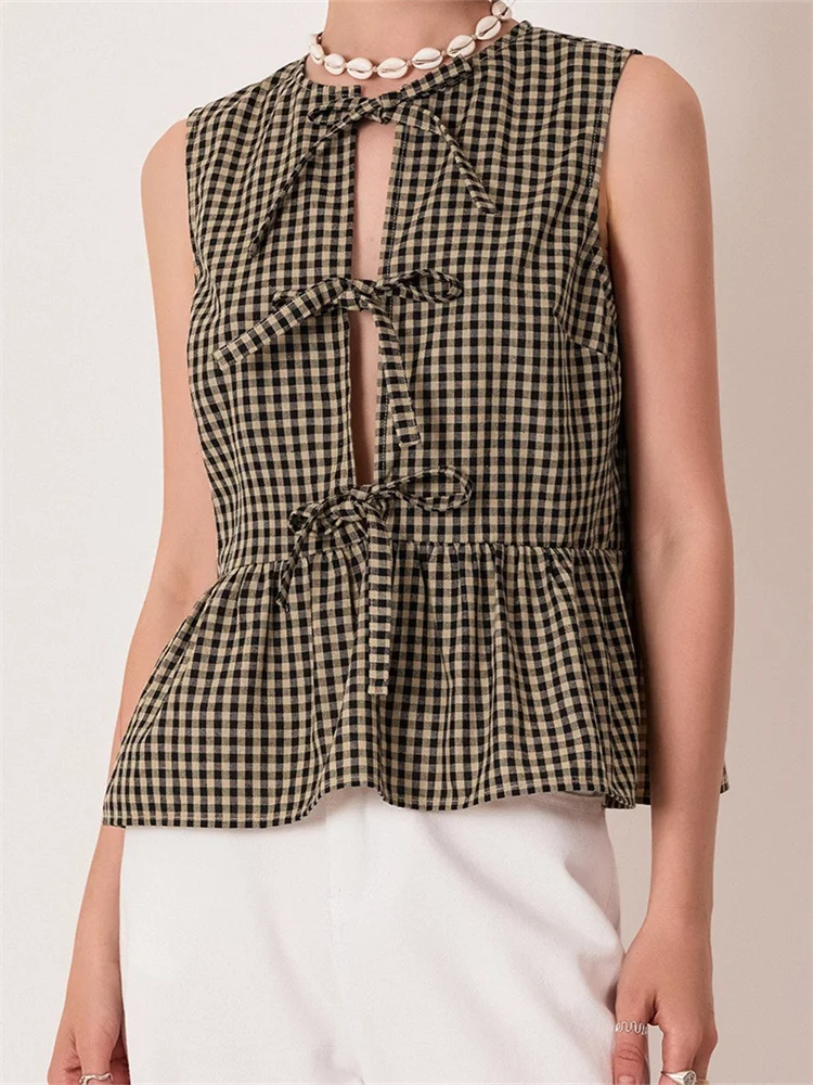 Кроп-Топ женский с разрезом спереди, круглым вырезом и оборками на подоле
Кроп-Топ женский с разрезом спереди, круглым вырезом и оборками на подоле