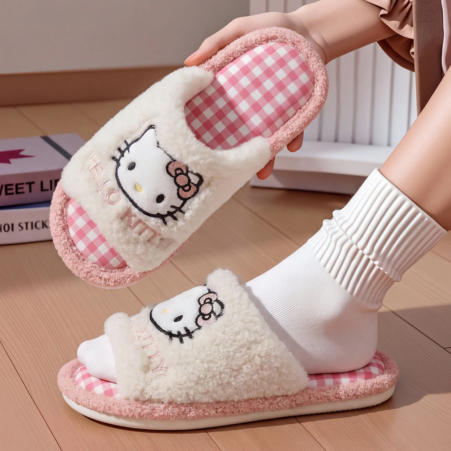Kawaii Spring Autumn Hello Kitty Women Slippers Sanrio Open Toe Warm Non-Slip Indoor Comfort Cartoon Cute Student Home Shoes
Kawaii Spring Autumn Hello Kitty Women Slippers Sanrio Open Toe Warm Non-Slip Indoor Comfort Cartoon Cute Student Home Shoes