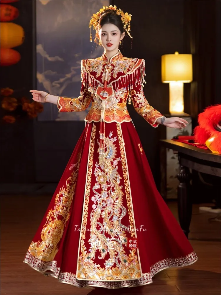 The bride's new Chinese-style wedding dress gown and embroidered
The bride's new Chinese-style wedding dress gown and embroidered