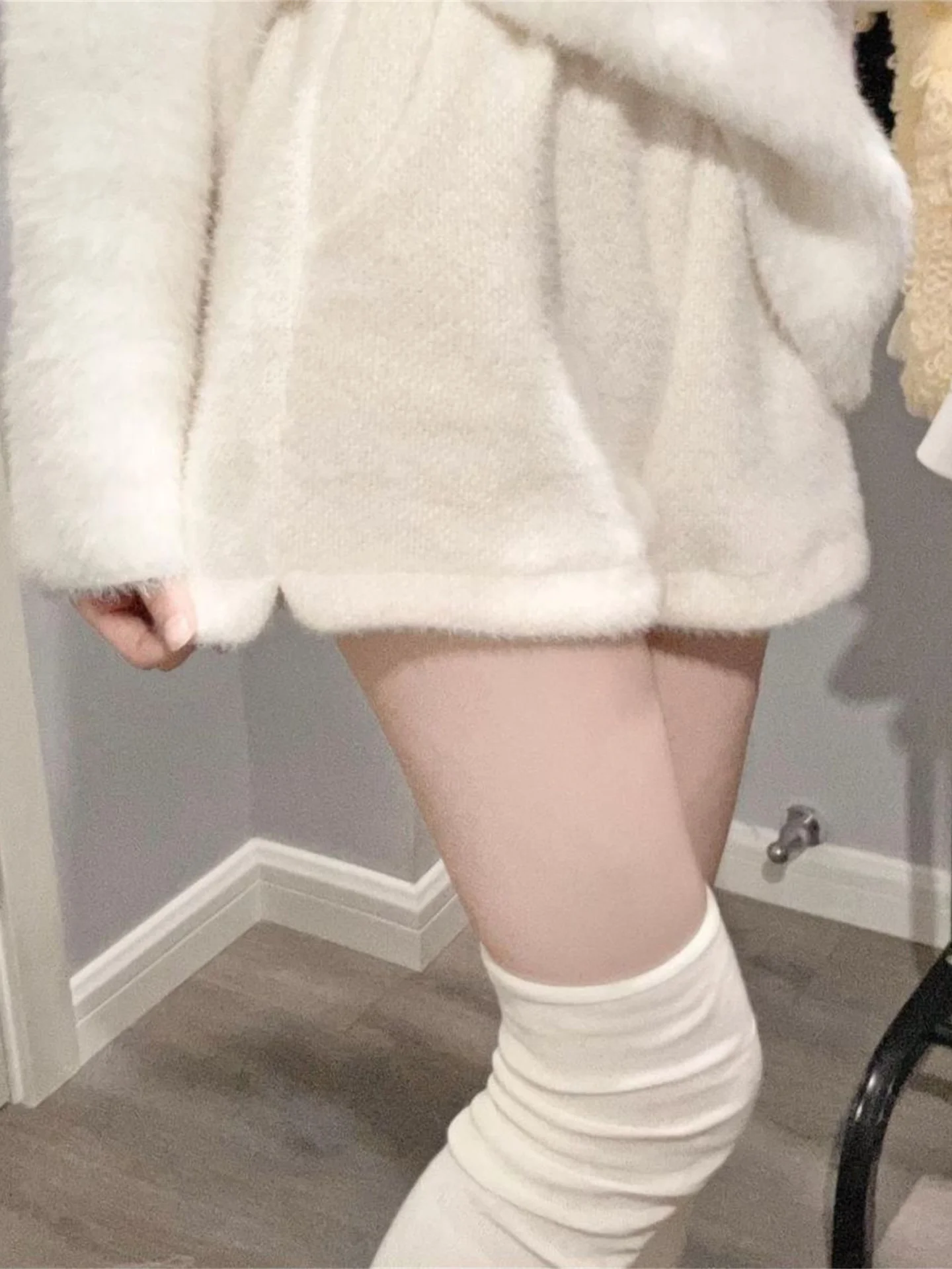 Очаровательные белые брюки из норки для женщин: с высокой талией, широкими штанинами, на резинке, осенне-зимние, свободного кроя, стройнящие, А-силуэт
Очаровательные белые брюки из норки для женщин: с высокой талией, широкими штанинами, на резинке, осенне-зимние, свободного кроя, стройнящие, А-силуэт