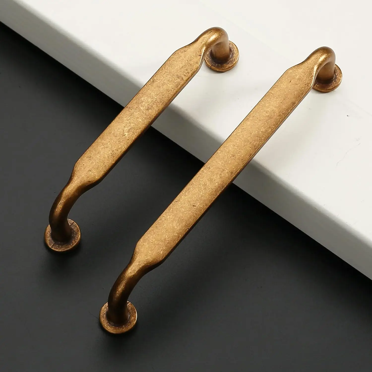 American-style cabinet door handles Zinc-alloy wardrobe door pulls vintage single-hole drawer/cabinets handle Furniture handles
American-style cabinet door handles Zinc-alloy wardrobe door pulls vintage single-hole drawer/cabinets handle Furniture handles