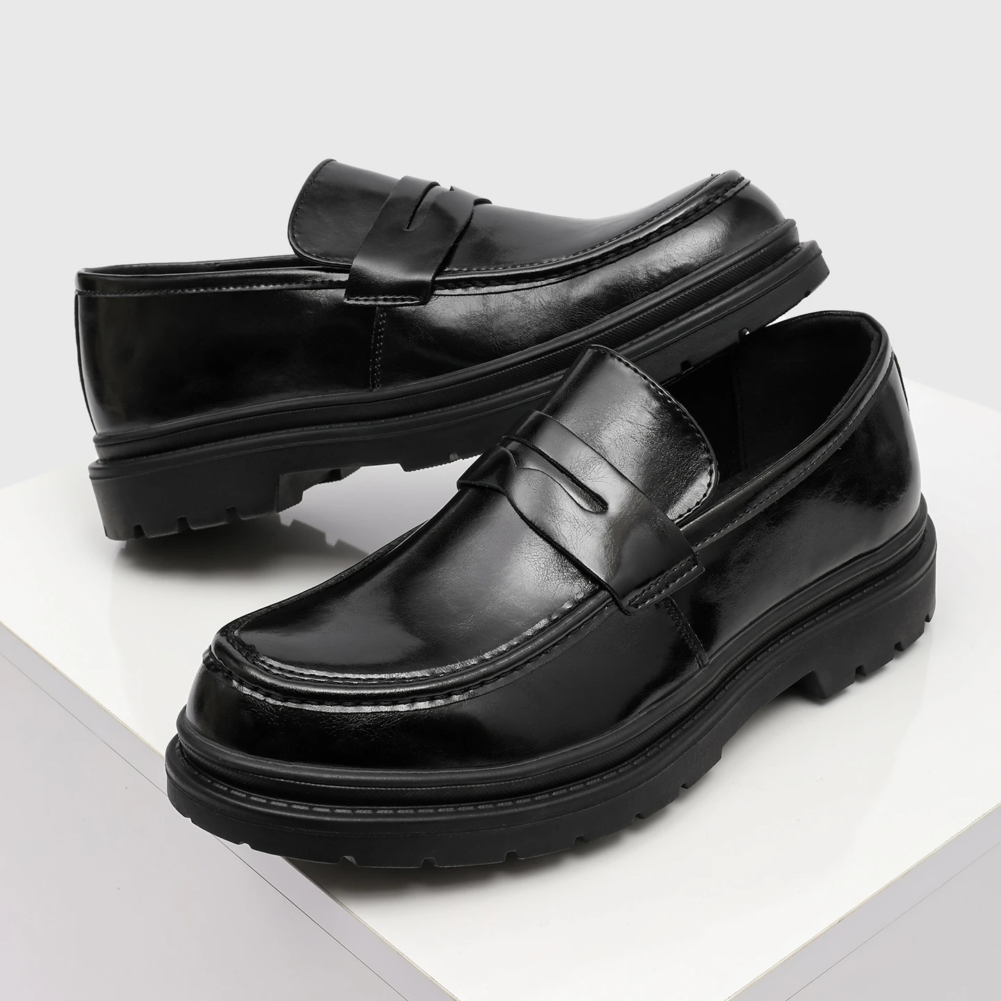 Faionable Casual Leather oes Men's Retro Briti Sle Slip-On Loers Busin Formal Single oes All-Match Flat Heel
Faionable Casual Leather oes Men's Retro Briti Sle Slip-On Loers Busin Formal Single oes All-Match Flat Heel