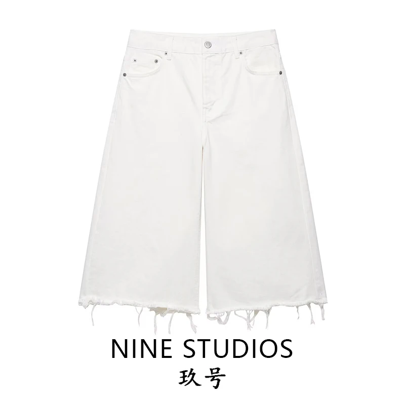 High Waist Torn Hem Denim Shorts Casual Five-Point Pants Versatile Spring Cotton Ladies Jeans Natural Waist Button Closure
High Waist Torn Hem Denim Shorts Casual Five-Point Pants Versatile Spring Cotton Ladies Jeans Natural Waist Button Closure