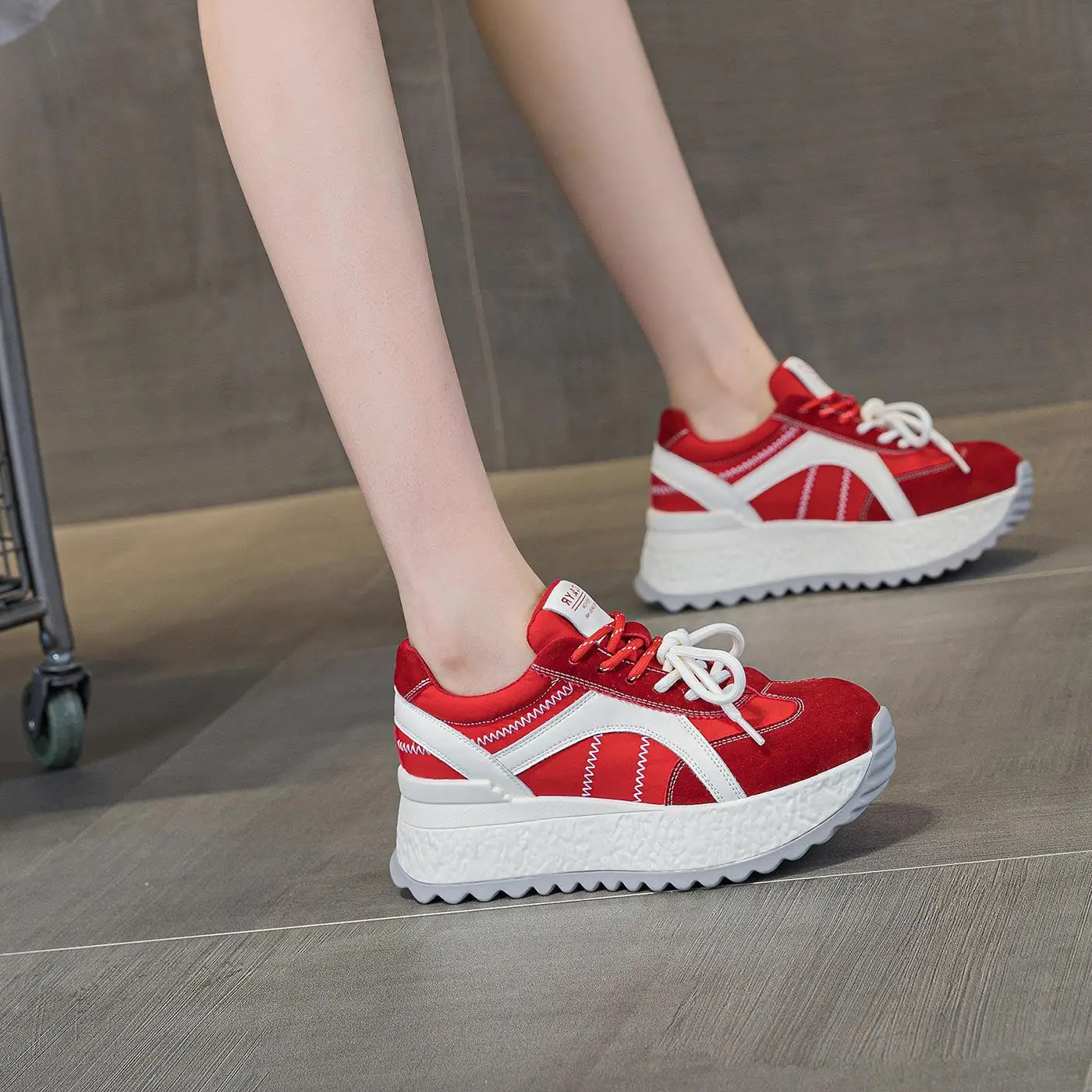Women's Sporty Dad Shoes Thick Bottom Platform Sneakers Genuine Leather Short Stature Malcolm Shoes Casual Fashion Shoes
Women's Sporty Dad Shoes Thick Bottom Platform Sneakers Genuine Leather Short Stature Malcolm Shoes Casual Fashion Shoes