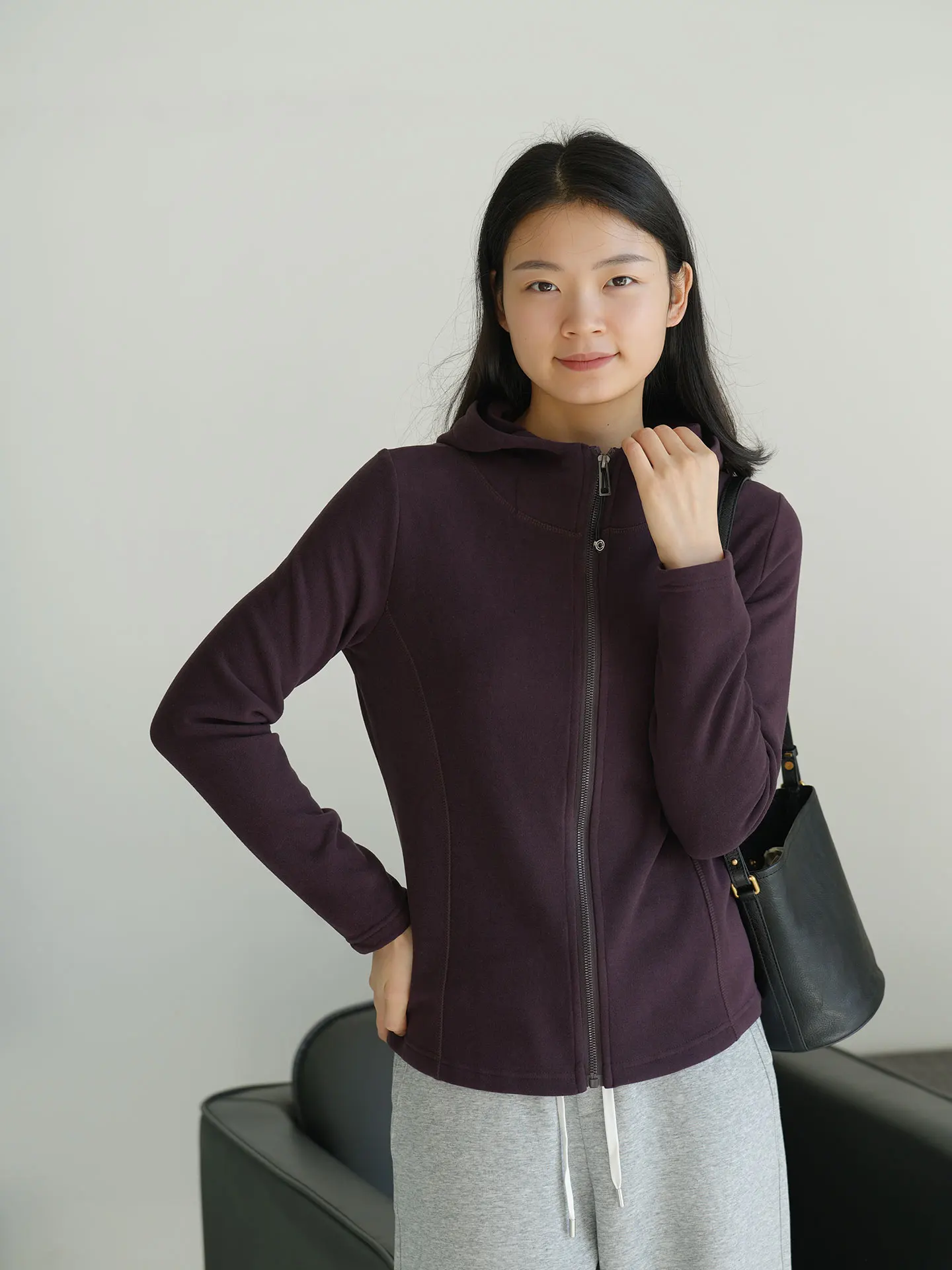 Женская укороченная куртка из шерстяной смеси с капюшоном, приталенная, базовая, осенне-зимняя, повседневная, с подкладкой из искусственного меха, на молнии
Женская укороченная куртка из шерстяной смеси с капюшоном, приталенная, базовая, осенне-зимняя, повседневная, с подкладкой из искусственного меха, на молнии