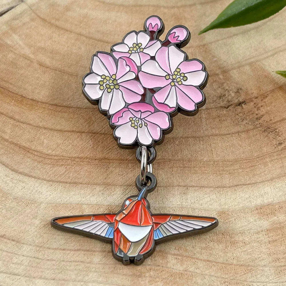 Эмалированная брошь с колибри и вишней, очаровательный значок с изображением животного и цветов, женский модный аксессуар, подарок для любителя природы
Эмалированная брошь с колибри и вишней, очаровательный значок с изображением животного и цветов, женский модный аксессуар, подарок для любителя природы
