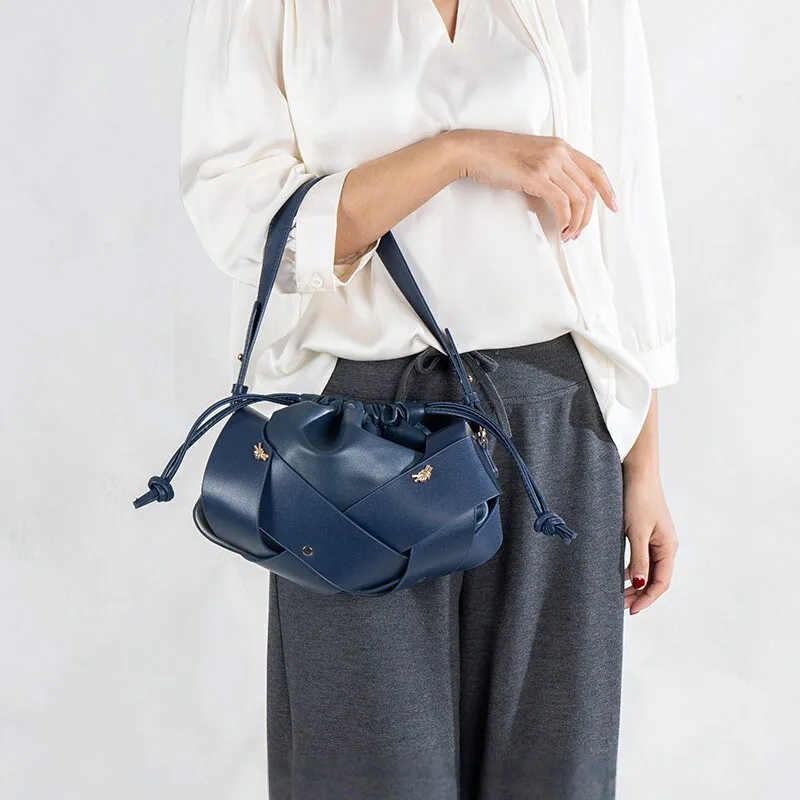 Soft PU Leather Shoulder Bag Casual Daily Handbags Designer Drawstring Bag Commuter Bag Fashion Women Hand-Woven Bag
Soft PU Leather Shoulder Bag Casual Daily Handbags Designer Drawstring Bag Commuter Bag Fashion Women Hand-Woven Bag