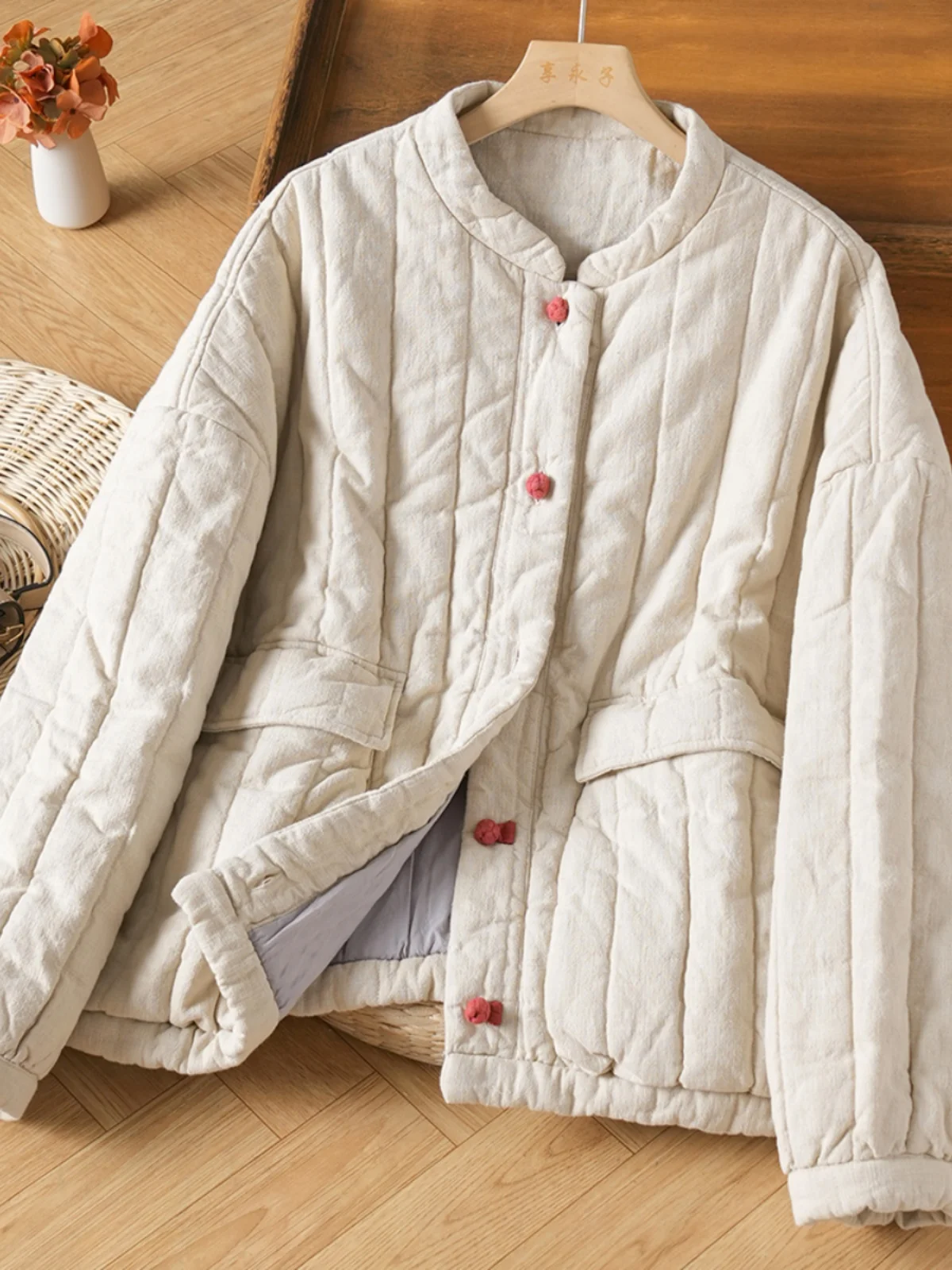 Модная свободная женская хлопковая куртка с цветными вставками и пуговицами, омолаживающий эффект, зимнее пальто в художественном стиле для повседневной носки, элегантный крой.
Модная свободная женская хлопковая куртка с цветными вставками и пуговицами, омолаживающий эффект, зимнее пальто в художественном стиле для повседневной носки, элегантный крой.