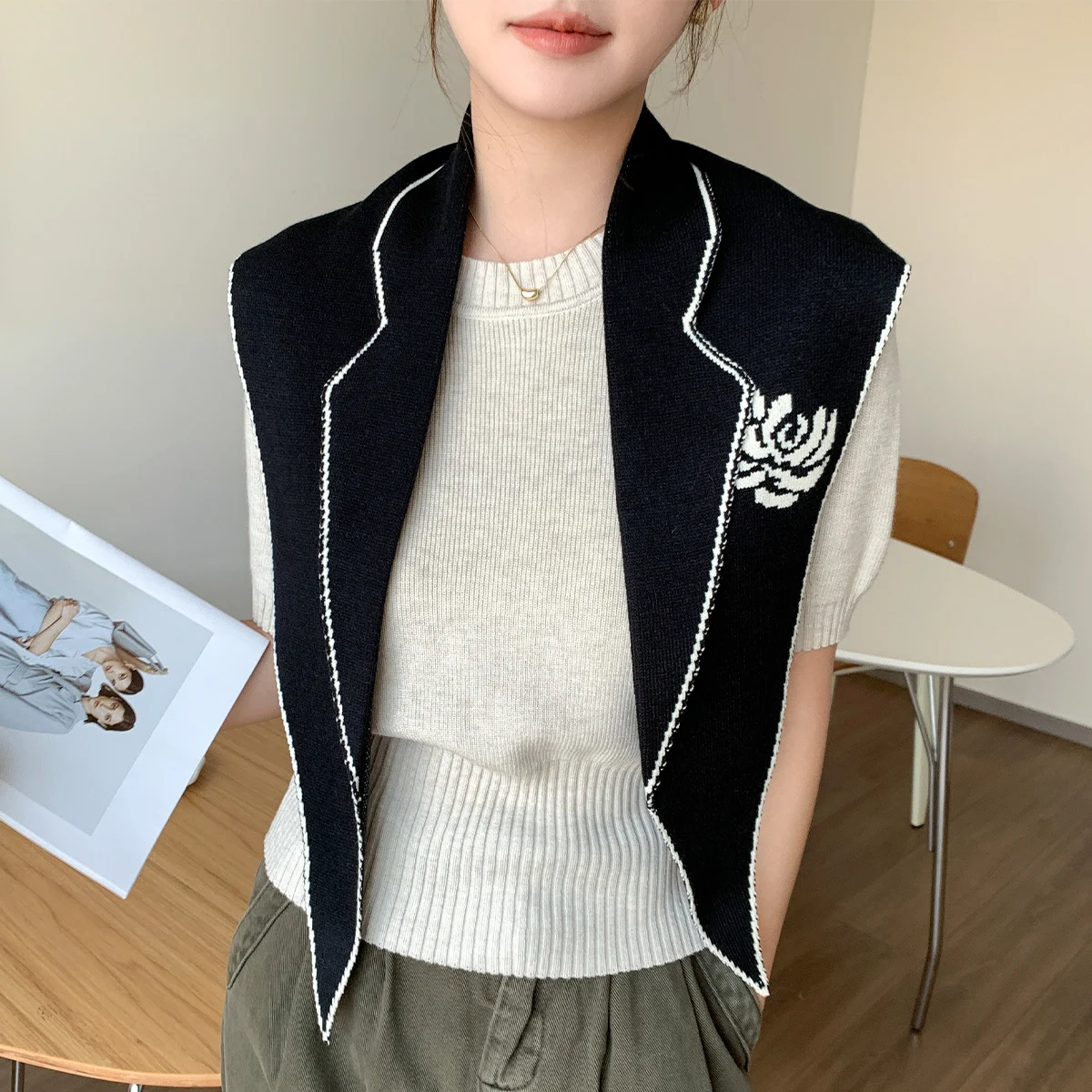 Женский треугольный шарф с узором в виде Розы, 1 шт.
Женский треугольный шарф с узором в виде Розы, 1 шт.