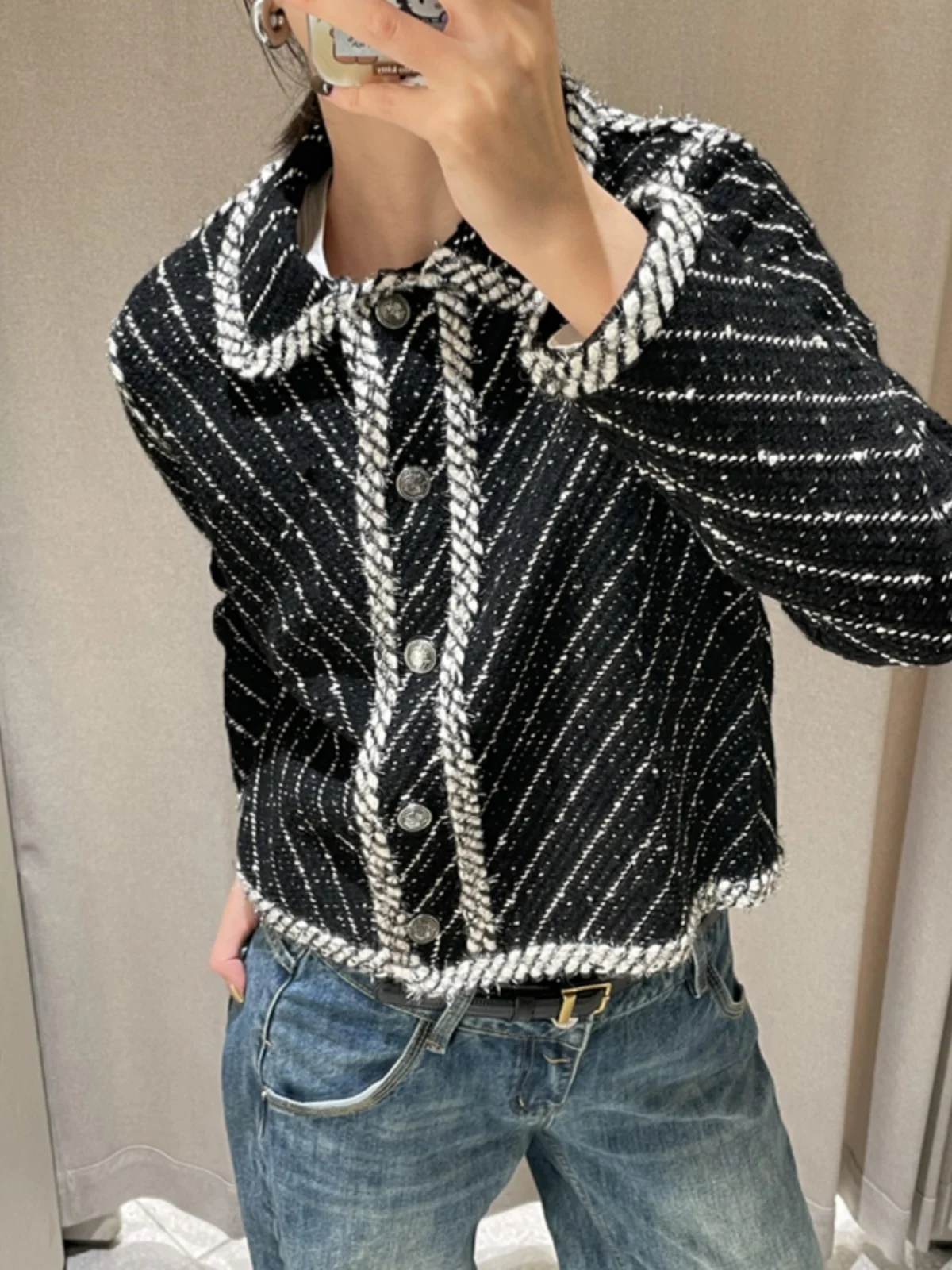 Bla ort Knitted Sweater Cardigan Set for Women Ele Lady Sle 2025 Spring Faion Thiened Long Sve Button Design
Bla ort Knitted Sweater Cardigan Set for Women Ele Lady Sle 2025 Spring Faion Thiened Long Sve Button Design