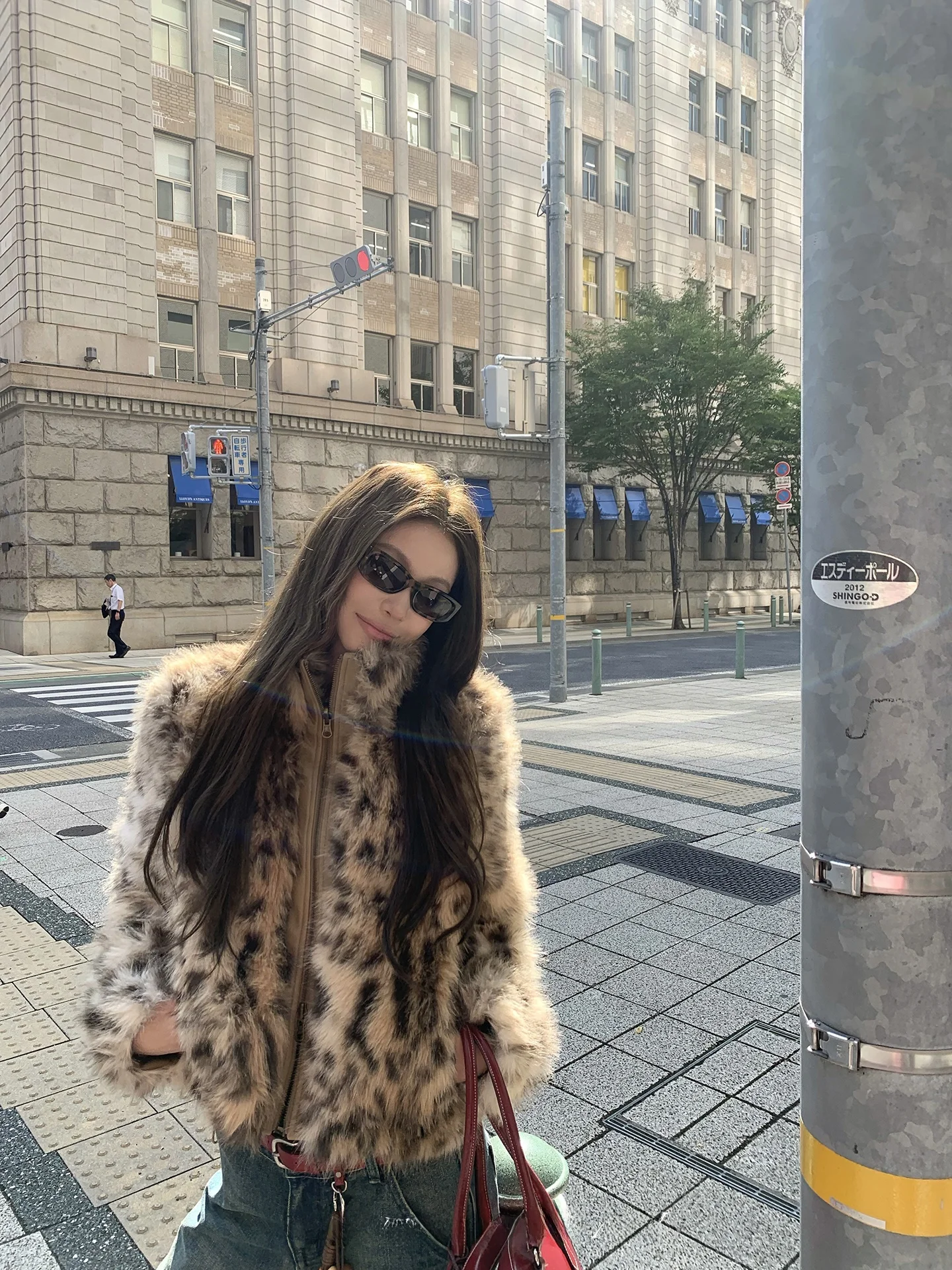 Модная женская зимняя куртка-ветровка с леопардовым принтом, на молнии, с мехом, короткая, с длинными рукавами, ветрозащитная
Модная женская зимняя куртка-ветровка с леопардовым принтом, на молнии, с мехом, короткая, с длинными рукавами, ветрозащитная