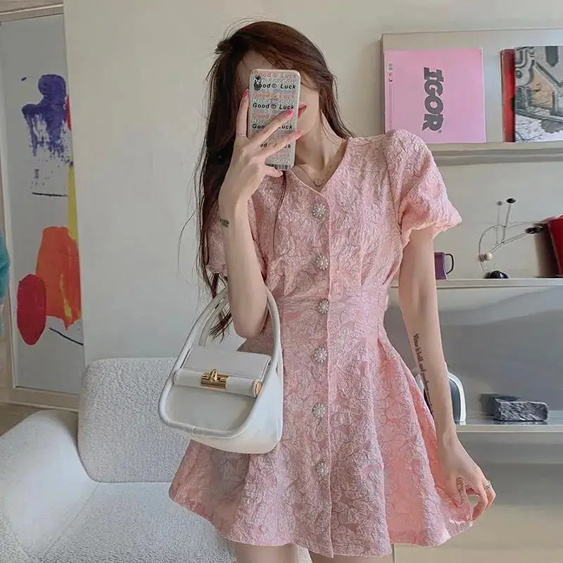 Трехмерное рельефное французское платье, женское летнее платье с v-образным вырезом, узкой талией, маленькими пышными рукавами, хитрый дизайн, короткая юбка с открытой спиной
Трехмерное рельефное французское платье, женское летнее платье с v-образным вырезом, узкой талией, маленькими пышными рукавами, хитрый дизайн, короткая юбка с открытой спиной