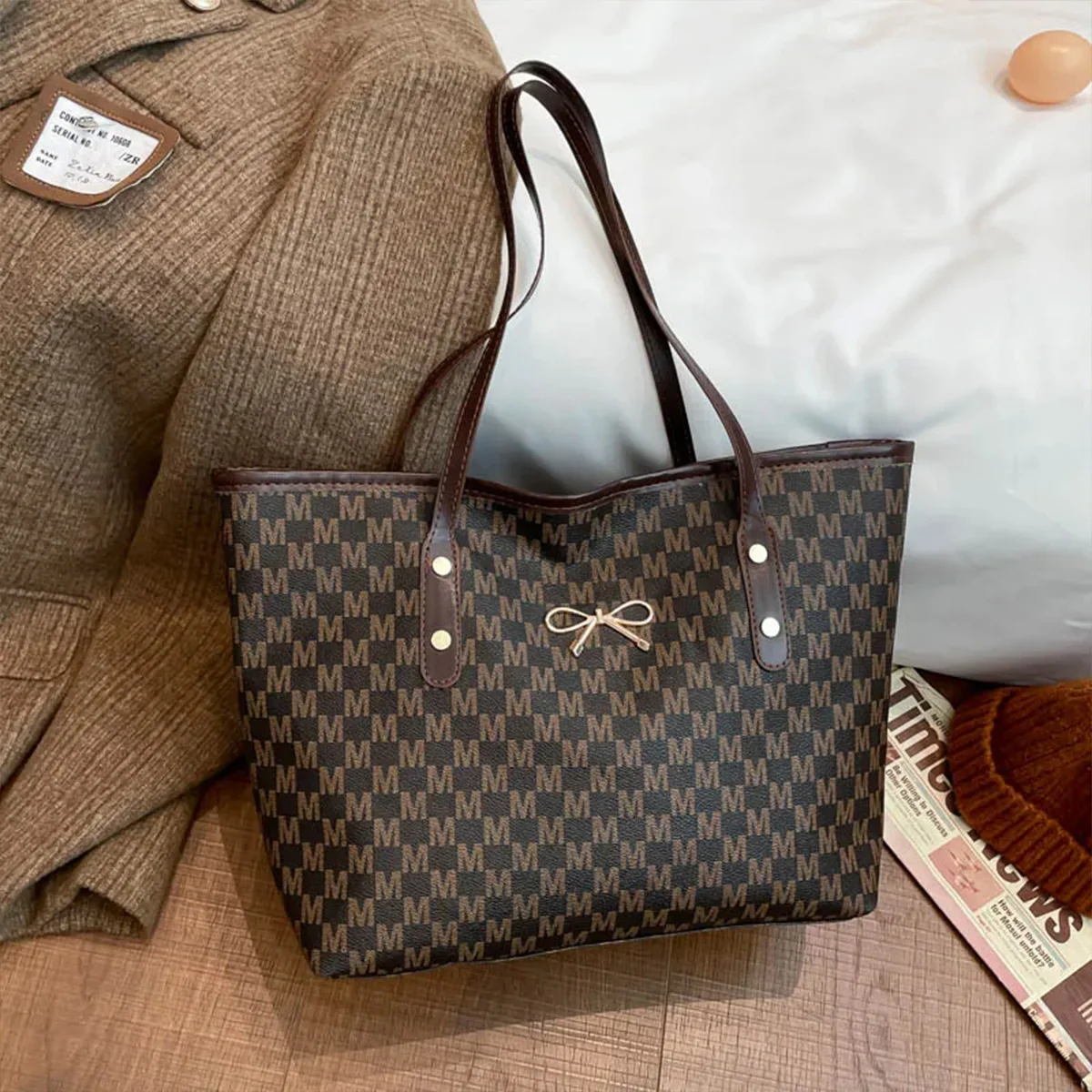 For Office Commute Bag Fashion Business Tote Bag M Letter Print Gold Bow Logo Solid Color PU Large Capacity Zipper
For Office Commute Bag Fashion Business Tote Bag M Letter Print Gold Bow Logo Solid Color PU Large Capacity Zipper