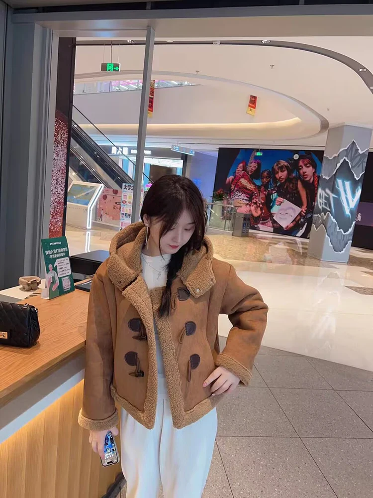 Women's Short Hooded Jacket Thick Casual Lamb Fur Coat Button Warm Cotton Wear for Autumn And Winter Commute Style Loose Fit
Women's Short Hooded Jacket Thick Casual Lamb Fur Coat Button Warm Cotton Wear for Autumn And Winter Commute Style Loose Fit