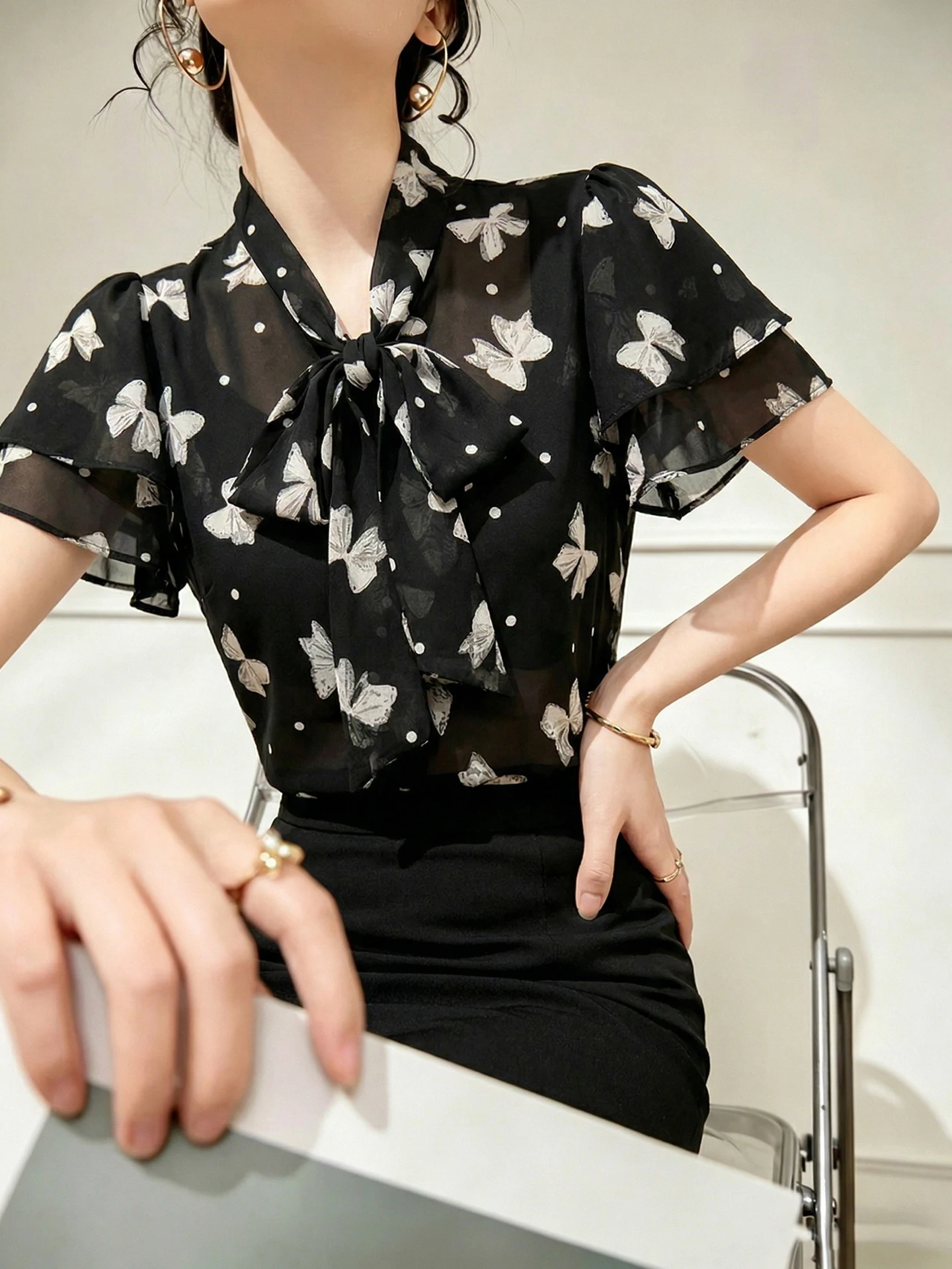 Summer 2026 Short Sleeve Knot Tie Dye Print Fashion Shirt Korean Style Straight Cut Silk Women's Top Unique Design
Summer 2026 Short Sleeve Knot Tie Dye Print Fashion Shirt Korean Style Straight Cut Silk Women's Top Unique Design