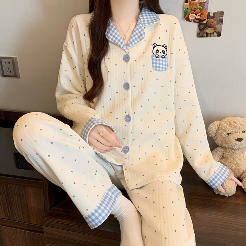 Новинка 2025, осенне-зимний повседневный женский пижамный комплект с лацканами, мягкая базовая домашняя одежда и милый домашний комплект из двух предметов с вышитой пандой
Новинка 2025, осенне-зимний повседневный женский пижамный комплект с лацканами, мягкая базовая домашняя одежда и милый домашний комплект из двух предметов с вышитой пандой
