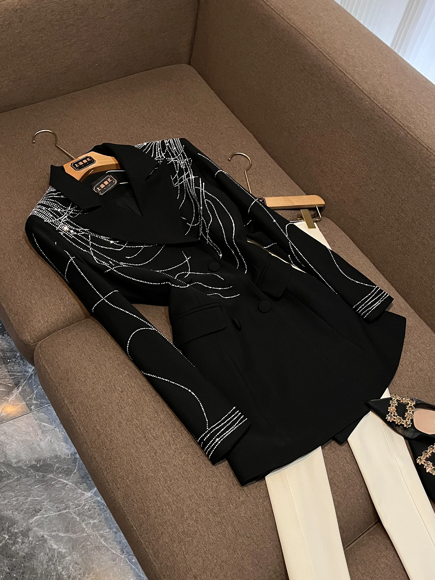 Elegant Luxury Long Sleeve V-Neck Diamond Embellished Tailored Jacket 2026 New Style Heavy Embroidery Fashionable Outerwear
Elegant Luxury Long Sleeve V-Neck Diamond Embellished Tailored Jacket 2026 New Style Heavy Embroidery Fashionable Outerwear