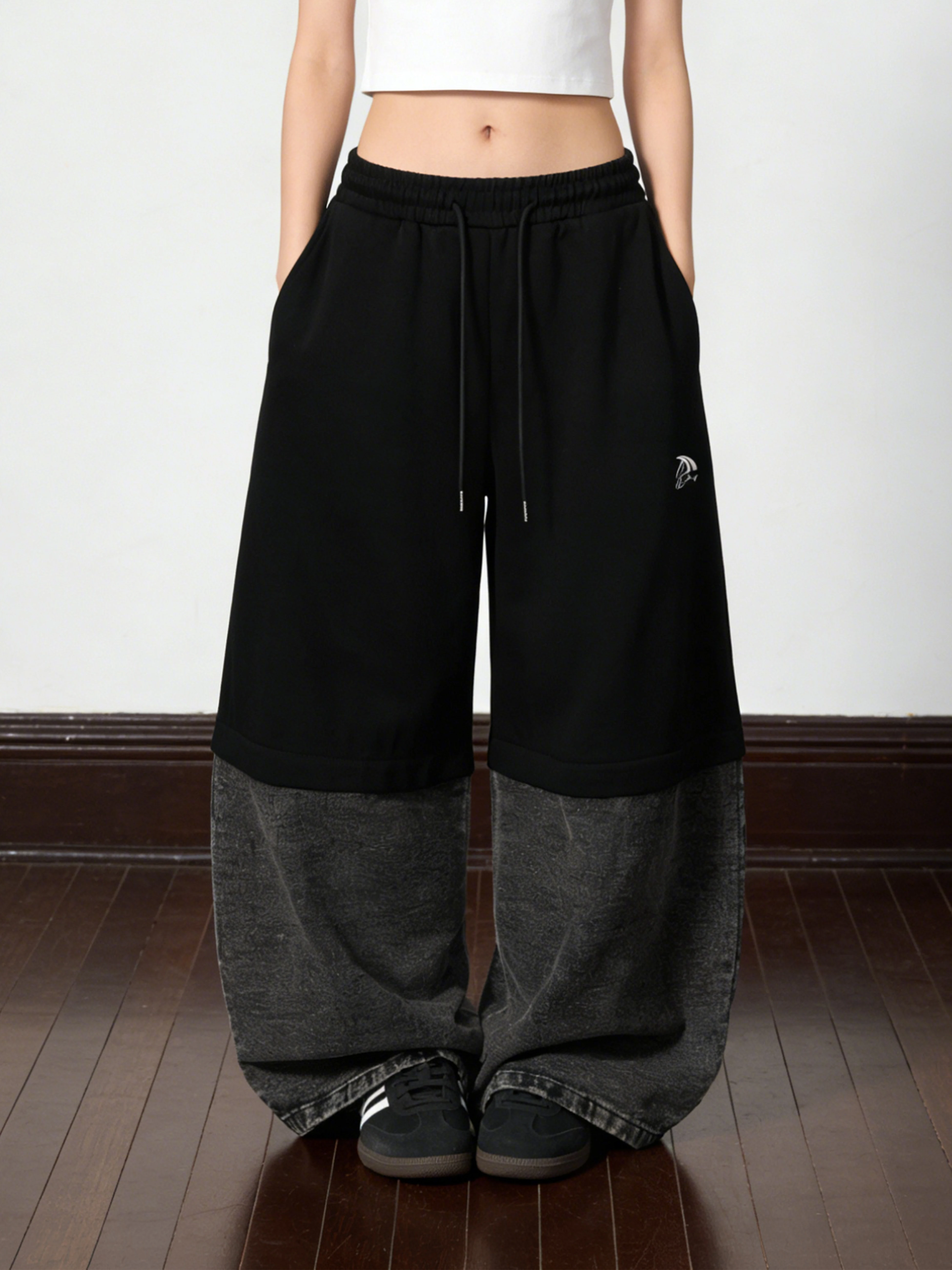 American Retro Patchwork Denim Wide Leg Sweatpants Women Loose Drawstring Slimming Design Long Pants Casual High Waist Cotton
American Retro Patchwork Denim Wide Leg Sweatpants Women Loose Drawstring Slimming Design Long Pants Casual High Waist Cotton