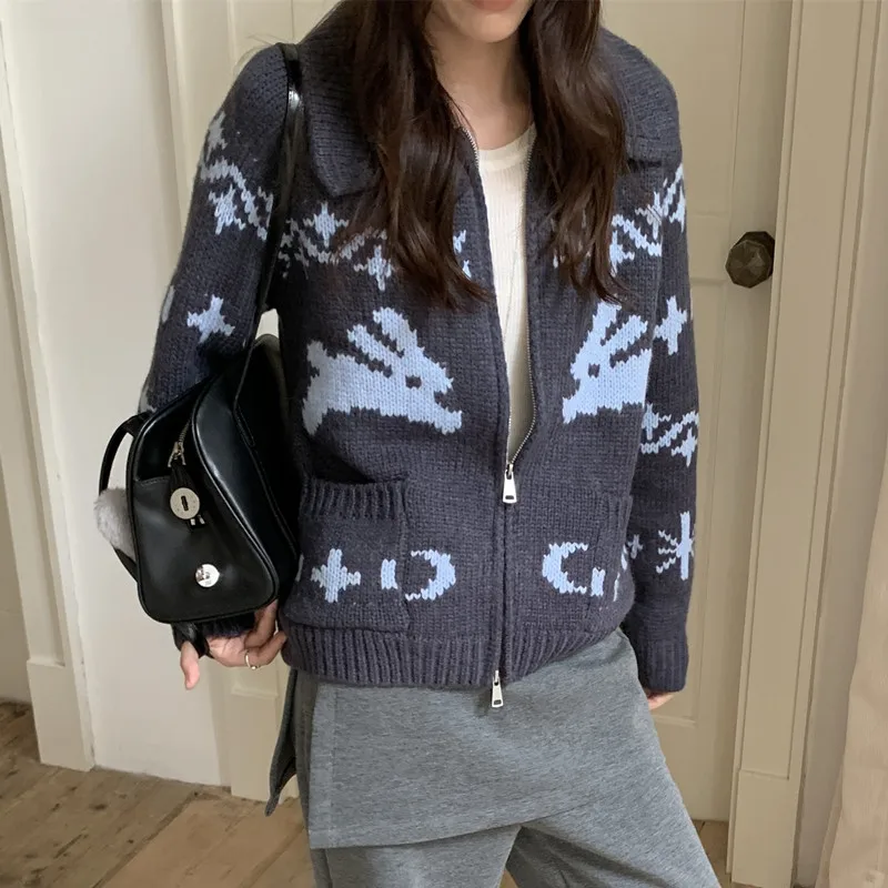 Женский вязаный свитер с воротником на молнии, осень-зима, модное антивозрастное цветное свободное верхнее пальто с цветочной вышивкой
Женский вязаный свитер с воротником на молнии, осень-зима, модное антивозрастное цветное свободное верхнее пальто с цветочной вышивкой