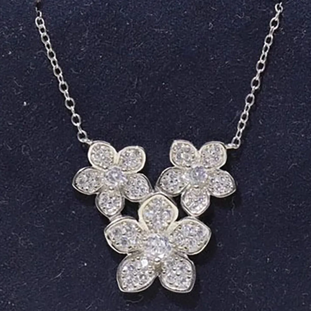 Custom Solid 18K White Gold Women Pendants Necklaces 3 Pcs Flower Moissanite Diamond Wedding Anniversary Engagement Party Gift
Custom Solid 18K White Gold Women Pendants Necklaces 3 Pcs Flower Moissanite Diamond Wedding Anniversary Engagement Party Gift