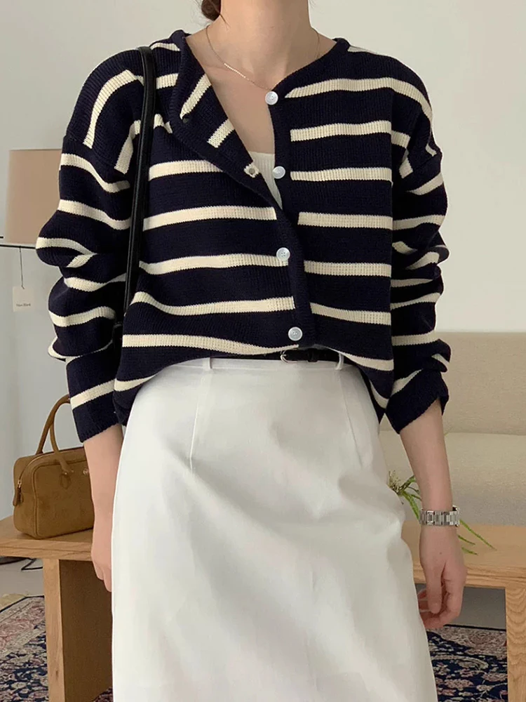 Chic Autumn New Lazy Sle Small Button Soft Muted Color Vertical Stripes Knitted Open Cardigan Sweater Women Casual Faion
Chic Autumn New Lazy Sle Small Button Soft Muted Color Vertical Stripes Knitted Open Cardigan Sweater Women Casual Faion