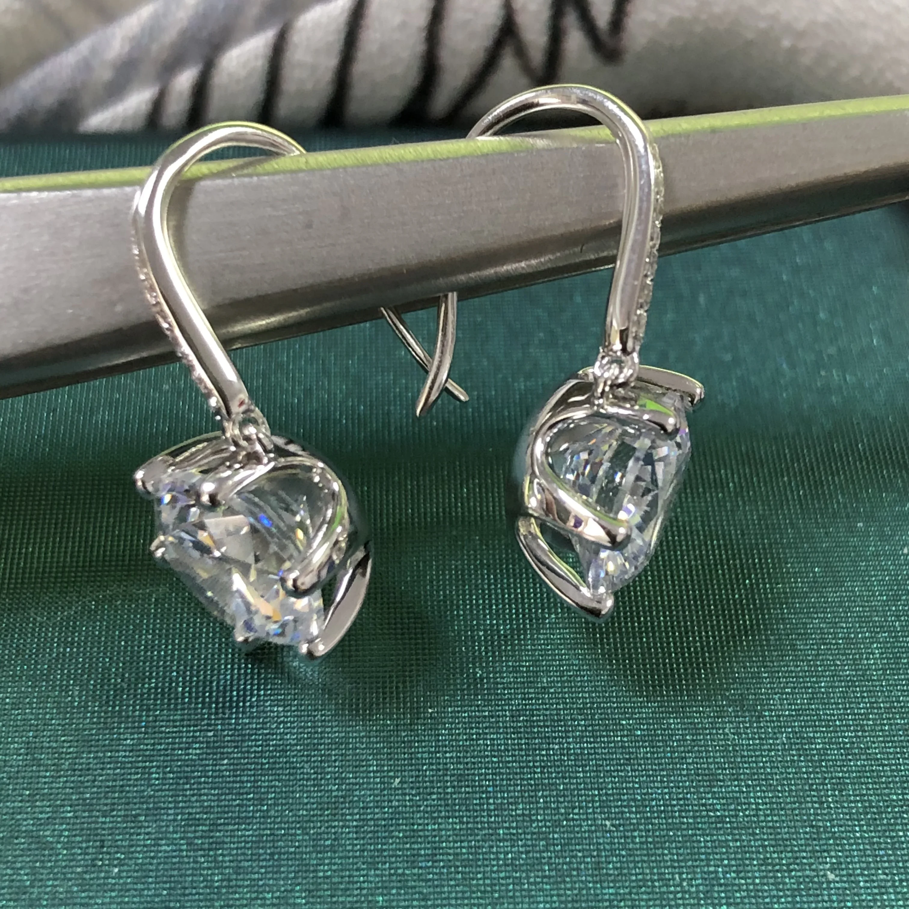 Lynge Jewelry Super 3Ct/each 9.0mm Round Cut D Moissanite Women Earrings Solid 18K White Gold Engagement Fine Jewelry G18K E065
Lynge Jewelry Super 3Ct/each 9.0mm Round Cut D Moissanite Women Earrings Solid 18K White Gold Engagement Fine Jewelry G18K E065
