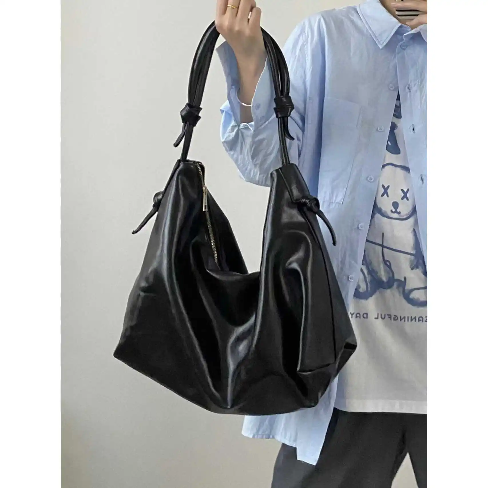 Trendy Soft Leather Tote Women's Bag Large Capaci Single oulder Bag Korean Sle Casual Handbag Faionable All-Match
Trendy Soft Leather Tote Women's Bag Large Capaci Single oulder Bag Korean Sle Casual Handbag Faionable All-Match