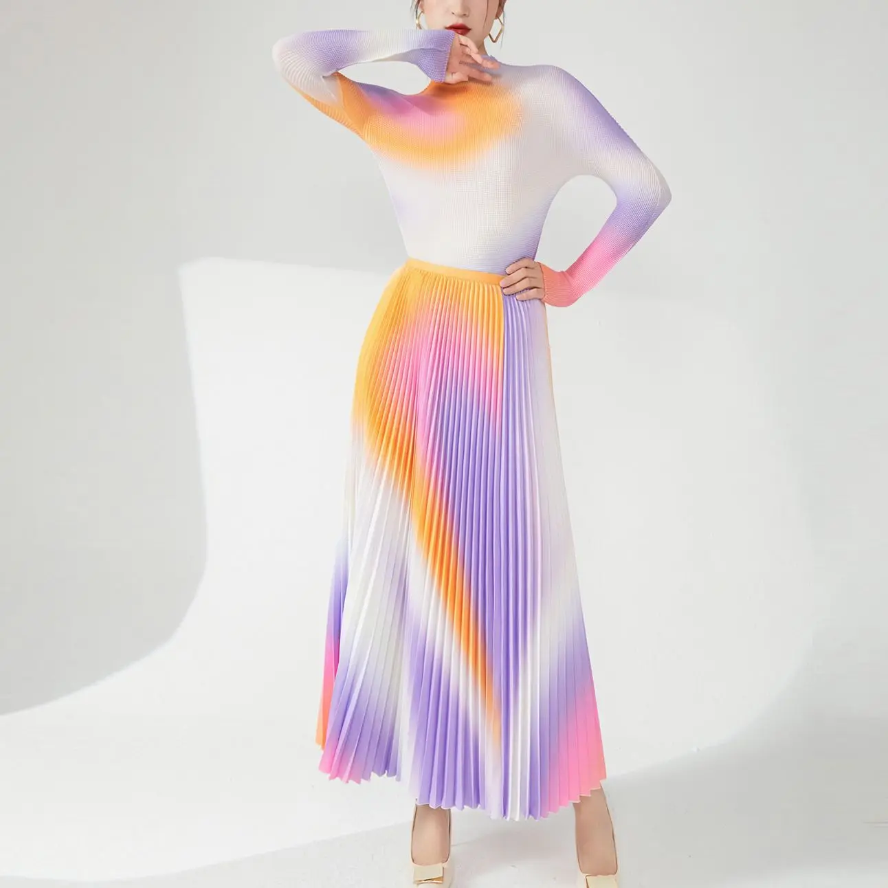 Красочный костюм Miyake, весна-лето 2024, новый модный костюм с юбкой до половины тела с градиентом цвета, женский костюм-двойка
Красочный костюм Miyake, весна-лето 2024, новый модный костюм с юбкой до половины тела с градиентом цвета, женский костюм-двойка