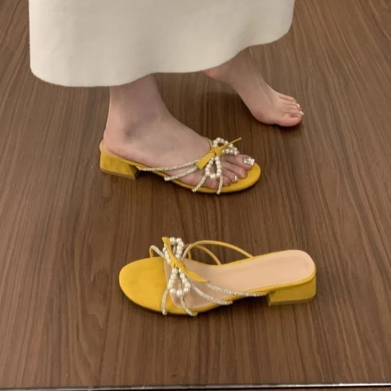 Женские летние тапочки с открытым носком и жемчужным бантом, красивые французские босоножки на блочном каблуке с круглым носком и стразами
Женские летние тапочки с открытым носком и жемчужным бантом, красивые французские босоножки на блочном каблуке с круглым носком и стразами