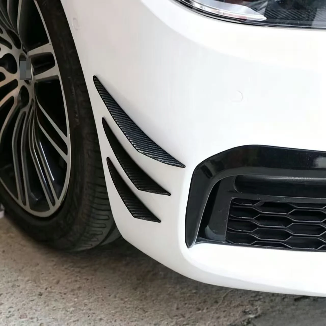 6pcs carbon fiber pattern crescent wind knife style front bumper side skirt spoiler car modified spoiler wind knife.
6pcs carbon fiber pattern crescent wind knife style front bumper side skirt spoiler car modified spoiler wind knife.