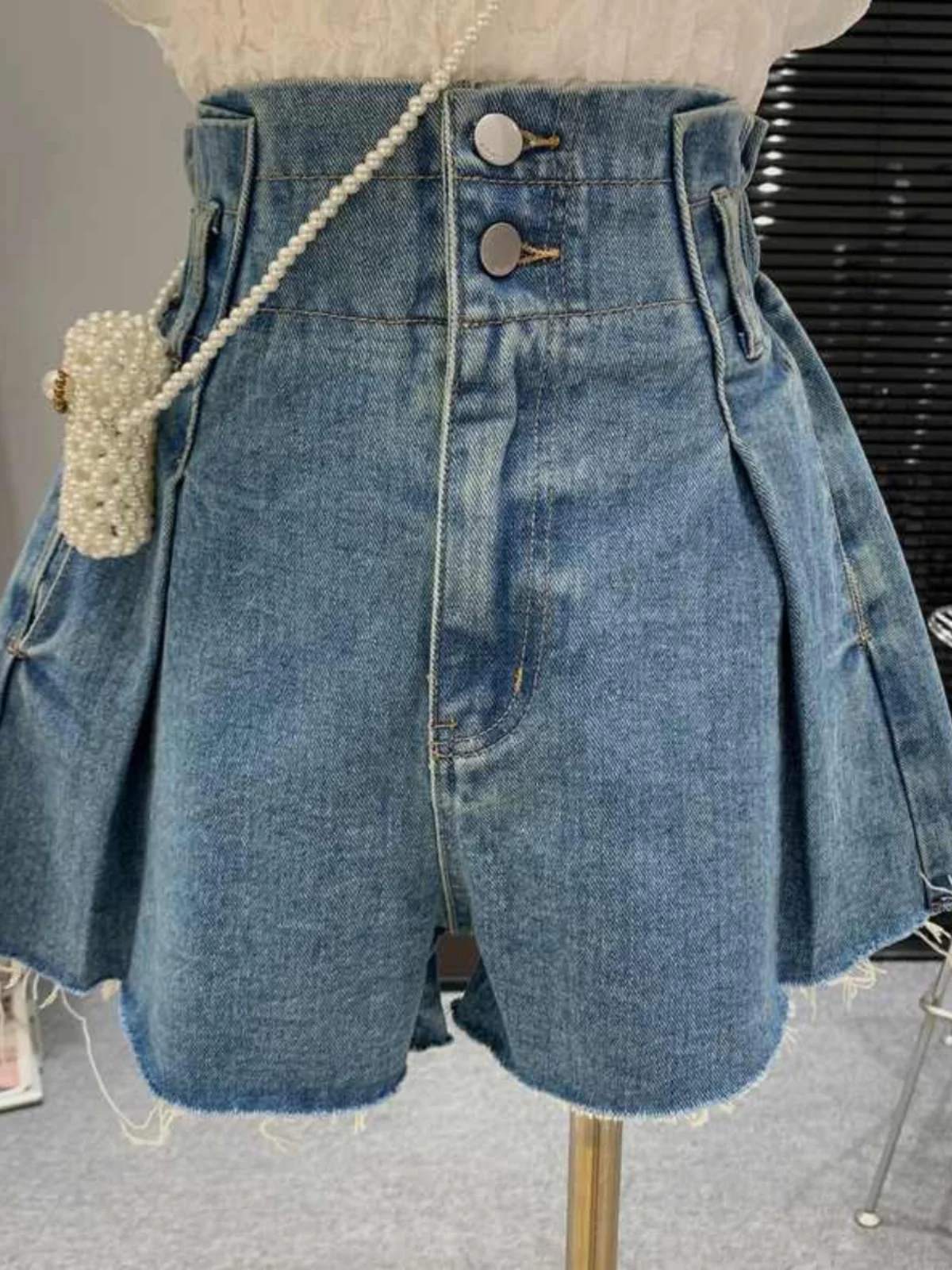 Korean High Waist Women Denim Short Pant 2024 Summer New Double Button Ruffled Loose Jeans Hot Girl Fashion Short Pant
Korean High Waist Women Denim Short Pant 2024 Summer New Double Button Ruffled Loose Jeans Hot Girl Fashion Short Pant