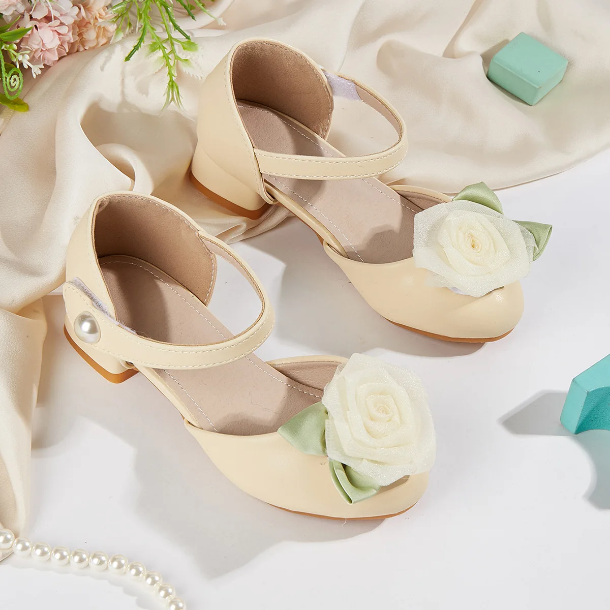 Новые весенние детские туфли на высоком каблуке с цветочным декором, модные повседневные туфли-принцессы, мягкая подошва, нескользящие, удобные, для вечеринок
Новые весенние детские туфли на высоком каблуке с цветочным декором, модные повседневные туфли-принцессы, мягкая подошва, нескользящие, удобные, для вечеринок